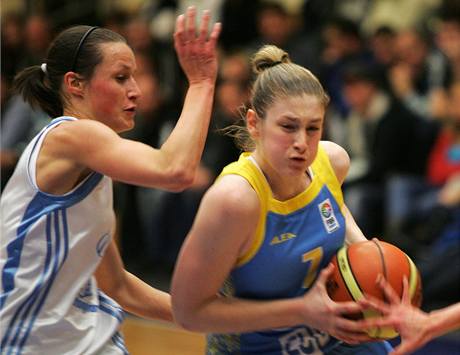 Lindsay Whalenov (vpravo) z USK Praha obchz Blanku Sedlkovou z Karlovch Var