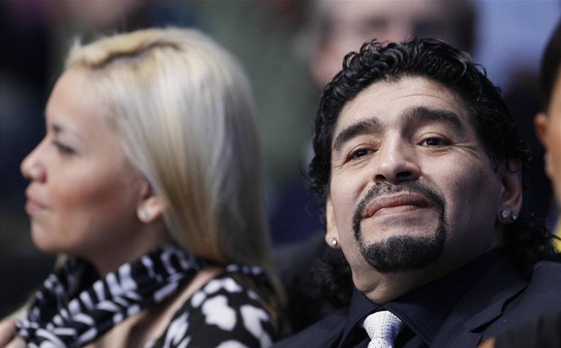 LEDENDA V HLEDITI. Finále Turnaji mistr sleduje i fotbalová legenda Diego Maradona.