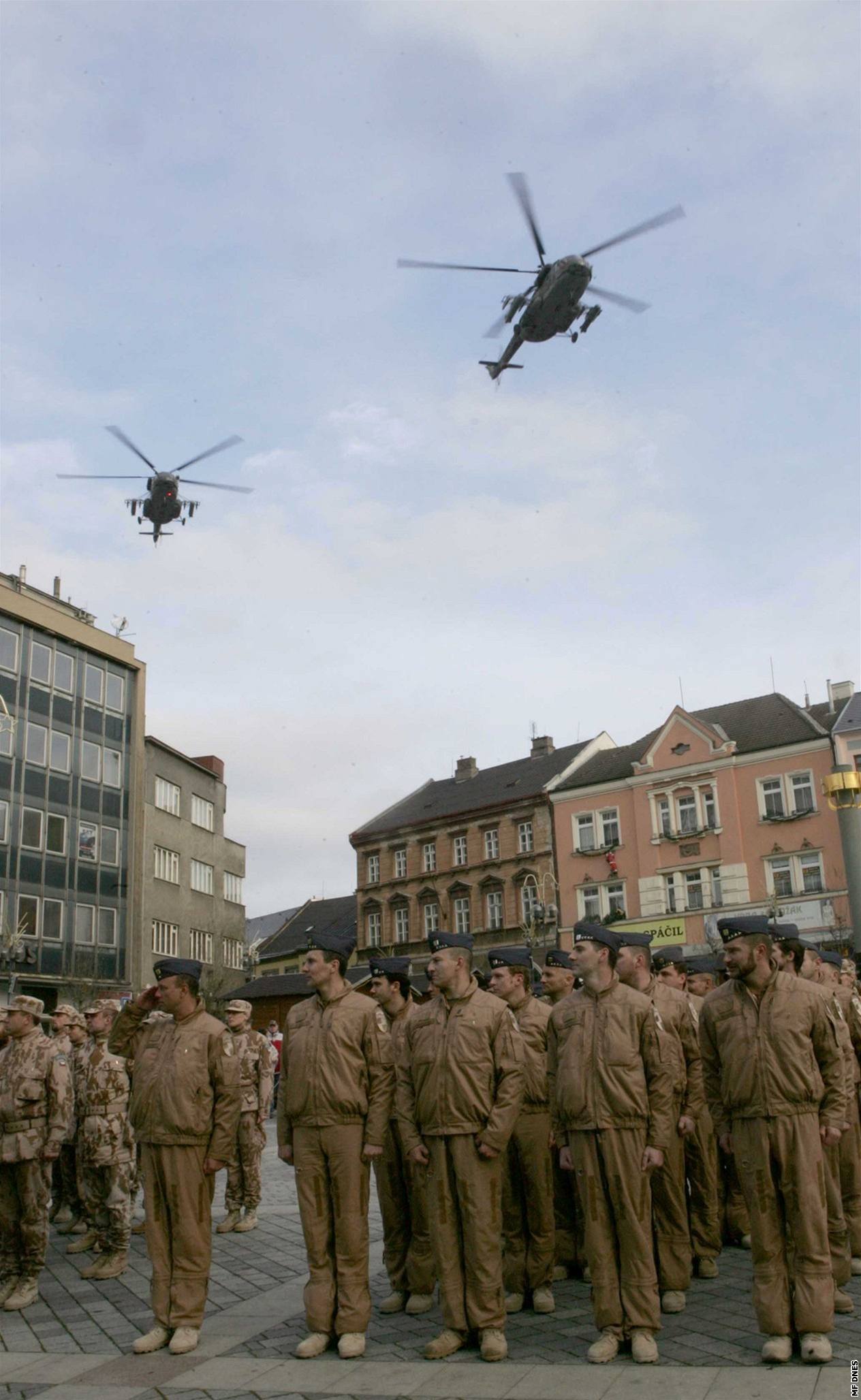 Slavnostní nástup písluník 3. vrtulníkové jednotky po návratu ze zahraniní mise na území Afghánistánu.