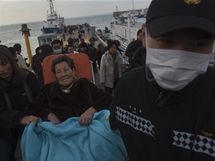 Obyvatel ostrova Jonpchjong jsou evakuovni po severokorejskm ostelovn (23. listopadu 2010)