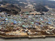 Den pot. Vesnice na ostrov Jonpchjong, kterou zashly severokorejske granty (23. listopadu 2010)