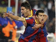 TOTLN EXTZE. Barcelona vymetla hre nenvidnho realu Madrid rozdlem tdy. V poped l radost Pedro, na zdech mu vis David Villa.
