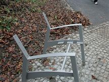 Msc po oteven zrekonstruovanch Mstskch sad v st nad Labem jsou nkter z laviek znien.