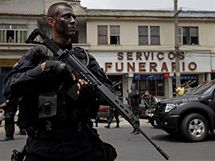 Brazilsk policista hldkuje pobl pohebnho stavu v brazilskm Riu de Janeiru 