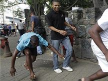 Lid utkaj ped stelbou v ulicch jedn z favel brazilskho Ria de Janeira ukazuje cestu hasim  