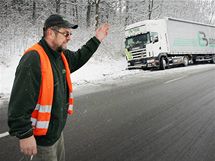 Kamion s 24tunovm nkladem uvzl u Obory u Netolic a zablokoval prav jzdn pruh. (29. listopadu 2010)