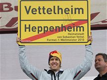 Sebastian Vettel pi oslavch titulu mistra svta v rodnm Heppenheimu.