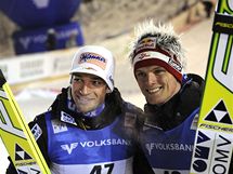 TI NEJLEP. Andreas Kofler (vlevo) a Thomas Morgenstern se raduj z prvnho, respektive druhho msta na Svtovm pohru v Kuusamu,
