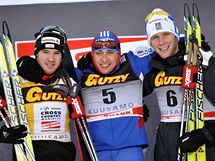 STUPN VTZ. Dario Cologna (zleva), Alexander Legkov, Daniel Rickardsson se raduj z spchu.