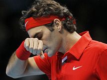 BITVA. vcarsk tenista Roger Federer si lehce utr obliej bhem finle Turnaji mistr.