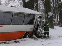 U Lanek havarovala autobus pevejc kolky.