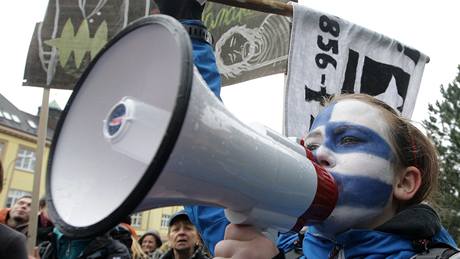 Protest student proti sluování skláských kol v Kamenickém enov  a Novém Boru.