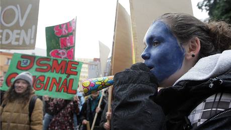 Protest student proti sluování skláských kol v Kamenickém enov  a Novém Boru.