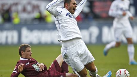 FAUL. Ivo Ilievi z Kaiserslauternu zastavil Edua ze Schalke nedovolen.