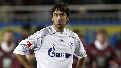 Raul González pi utkání nmecké bundesligy v dresu Schalke 04.