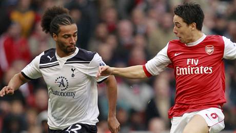 SOUBOJ O MÍ. Samir Nasri z Arsenalu (vpravo) a Benoit Assou-Ekotto z Tottenhamu v beckém souboji