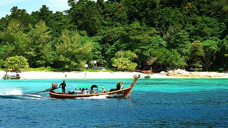 Typický taxík na ostrov Koh Lipe, takzvaná long tail boat