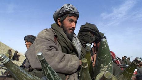 Afghánský bojovník Talibanu nedaleko vesnice Amirabad. (24. listopadu 2001)