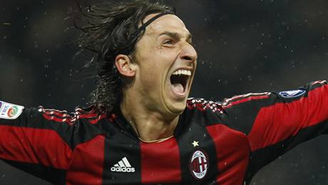 RADOST STELCE. Zlatan Ibrahimovic z AC Milán se raduje ze vsteleného gólu.