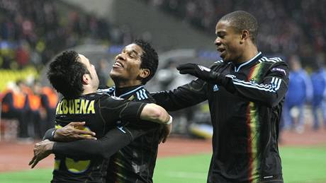 FRANCOUZSKÁ RADOST. Hrái Marseille se radují ze vsteleného gólu. Zleva: Mathieu Valbuena, Brandao a Loic Rémy.