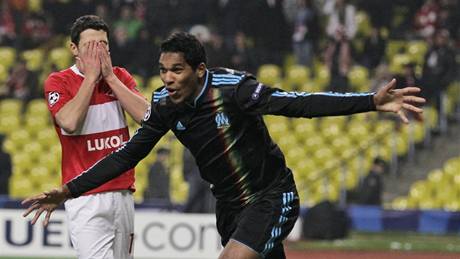 RADOST A SMUTEK. Mathieu Valbuena z Marseille (vpravo) se raduje ze vsteleného gólu, s hlavou v rukách Marek Suchý ze Spartaku Moskva.