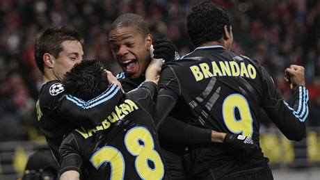 FRANCOUZSKÁ RADOST. Hrái Marseille se radují ze vsteleného gólu.