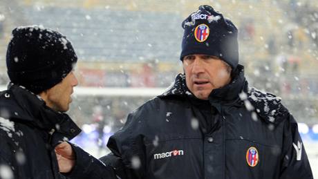 ZIMA. Kvli snhu se fotbal v Boloni nehrál. Na fotce trenér Alberto Malesani.