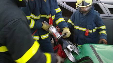 Dobrovolní hasii trénují zásah u dopravní nehody.