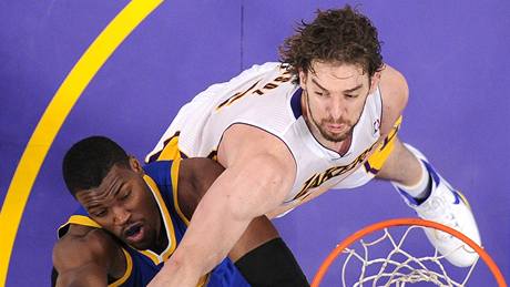 Jeff Adrien (vlevo) z Golden State Warriors zakončuje přes Paua Gasola z LA Lakers Jeff Adrien (vlevo) z Golden State Warriors zakončuje přes Paua Gasola z LA Lakers