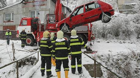 Dopravní nehoda na Vysoin - v pondlí ráno sjelo auto do potoka, nikdo nebyl zrann.