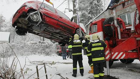 Dopravní nehoda na Vysoin - v pondlí ráno sjelo auto do potoka, nikdo nebyl zrann.