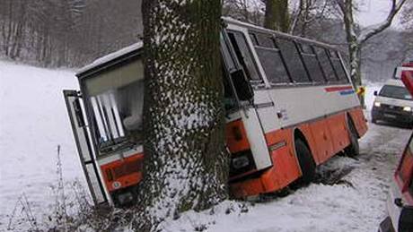 U Lanek havarovala autobus pevejc kolky.