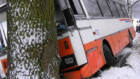 U Lanek havarovala autobus pevejc kolky.