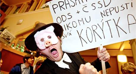 Demonstranti proti koalici ODS a SSD v Praze vtrhli do budovy magistrátu. (30. listopadu 2010)