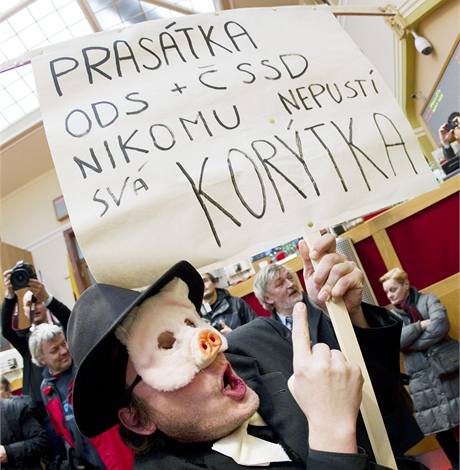 Demonstranti proti koalici ODS a SSD v Praze vtrhli do budovy magistrtu. (30. listopadu 2010)