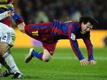 Lionel Messi (vpravo) pad po zkroku Richarda Carvalha