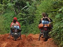 Cesta na motorkch do Nkongu, Kamerun.