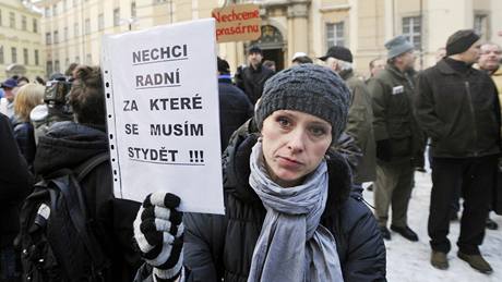 Demonstrace proti koalici ODS a SSD v Praze ped budovou magistrátu. (30. listopadu 2010)