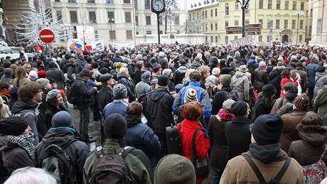 Demonstrace proti koalici ODS a SSD v Praze ped budovou magistrtu. (30. listopadu 2010)