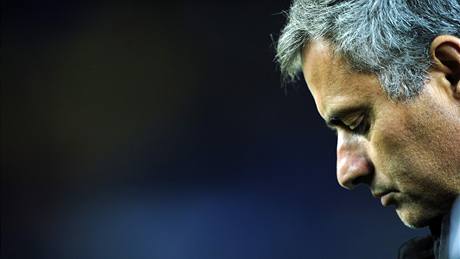 HOKÁ PORÁKA. José Mourinho, trenér Realu Madrid, je smutný z toho, jak jeho mustvo prohrálo.