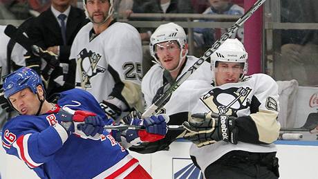 Sean Avery (vlevo) z New York Rangers v souboji se Sidneym Crosbym z Pittsburghu.