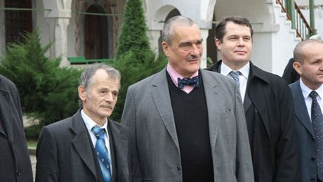 Mluví Krymských Tatar Mustafe Demilov (vlevo) a eský ministr zahranií Karel Schwarzenberg