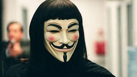 Symbolem Anonymous je maska Guy Fawkese z komiksu V jako Vendetta. Zábr ze stejnojmenného filmu
