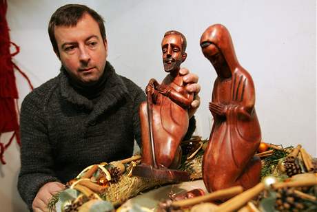 Výstava exotických betlém, provozovatel galerie Petr Lukas ukazuje betlém z Rwandy.