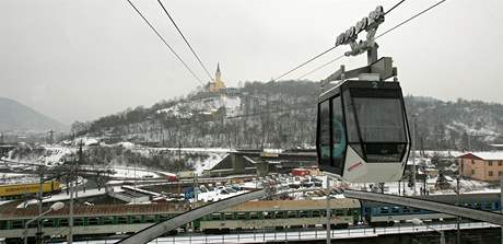 Od íjna do bezna vyjídí lanovka kadých 15 minut od 9 do 20 hodin, v lét jezdí o dv hodiny déle. Jízdné je 18 K, obousmrné 34 K.