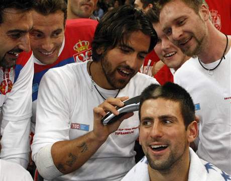 DOHOLA. Srbtí tenisté si na oslavu triumfu v Davis Cupu ostíhali vlasy, neváhala ani týmová jednika Novak Djokovi.