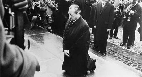 Nmecký kanclé Willy Brandt poklekl u pomníku obtem z varavského ghetta. (7. prosince 1970)