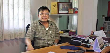 éf thajské poboky televize Democratic Voice of Burma Toe Zaw Latt ve své skromné kancelái 
