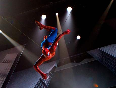Herec visící na lan v muzikálu Spider-Man