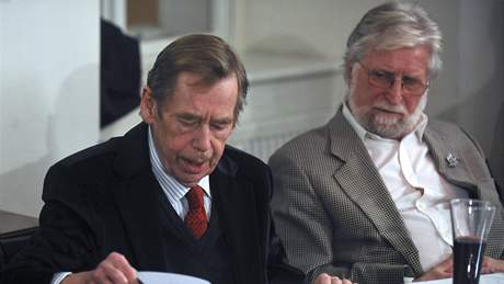Václav Havel (vlevo) a jeho bratr Ivan Havel pedstavili knihu Dopisy od Olgy